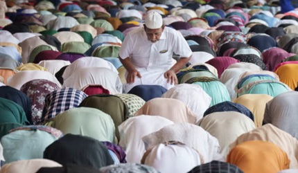 Negara Bagian Malaysia Akan Denda dan Penjarakan Pria Muslim yang Tidak Shalat Jum'at